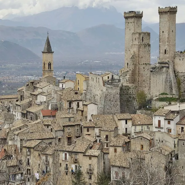 Borgo dell'entroterra con le sue torri medievali e le montagne