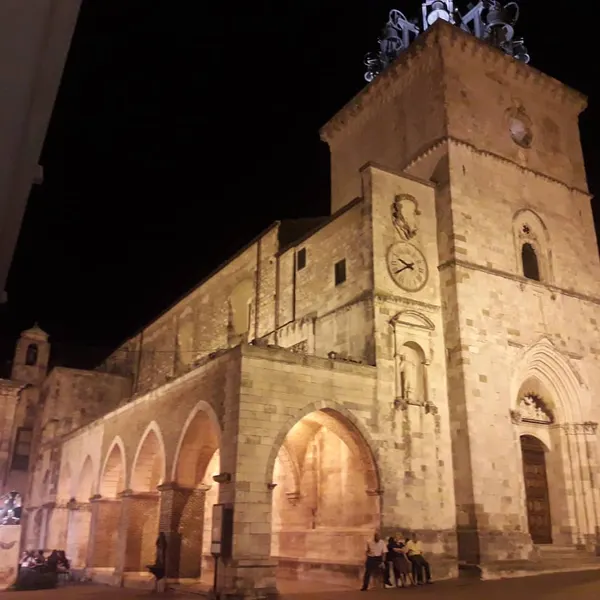 Il duomo di Guardiagrele illuminato di notte