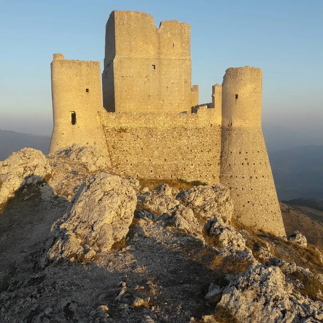 Il castello di Rocca Calascio illuminato dal sole del tramonto