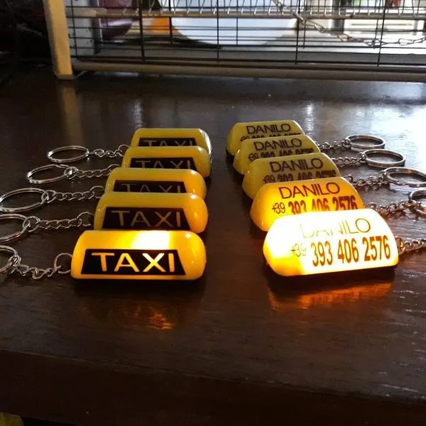 Portachiavi a forma di insegna taxi con il numero di Danilo