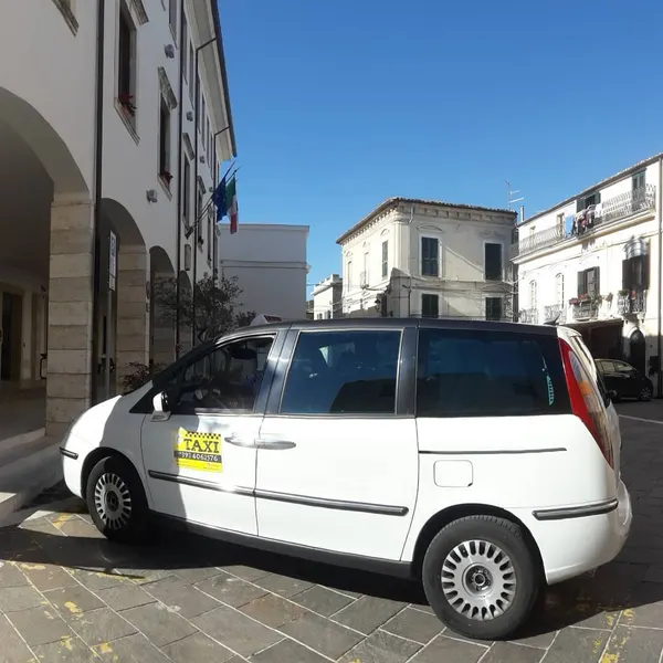 Il taxi parcheggiato in una piazza di Alanno