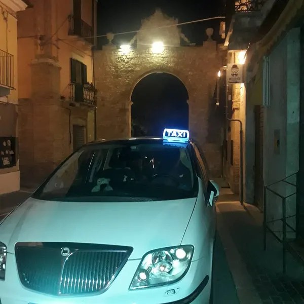 Il taxi con l'insegna accesa in un vicolo di notte