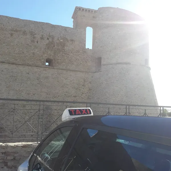 Il taxi di Danilo davanti al castello aragonese di Ortona