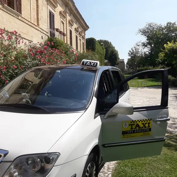 Il taxi con la portiera aperta davanti a una villa storica a Vicoli