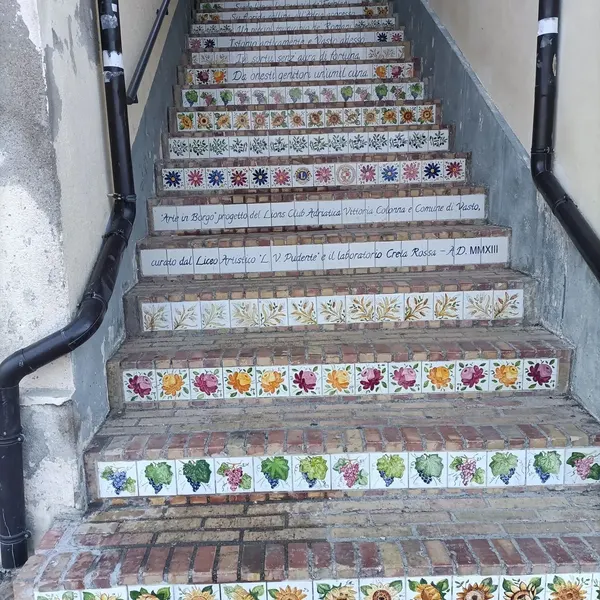 Scalinata decorata con piastrelle colorate a Vasto